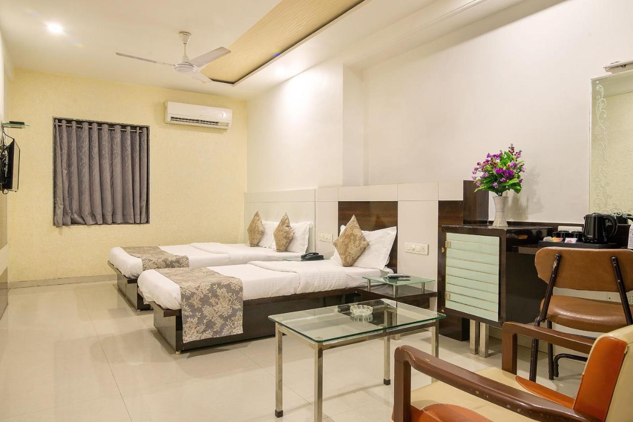 Hotel Satkar Surat Exterior foto