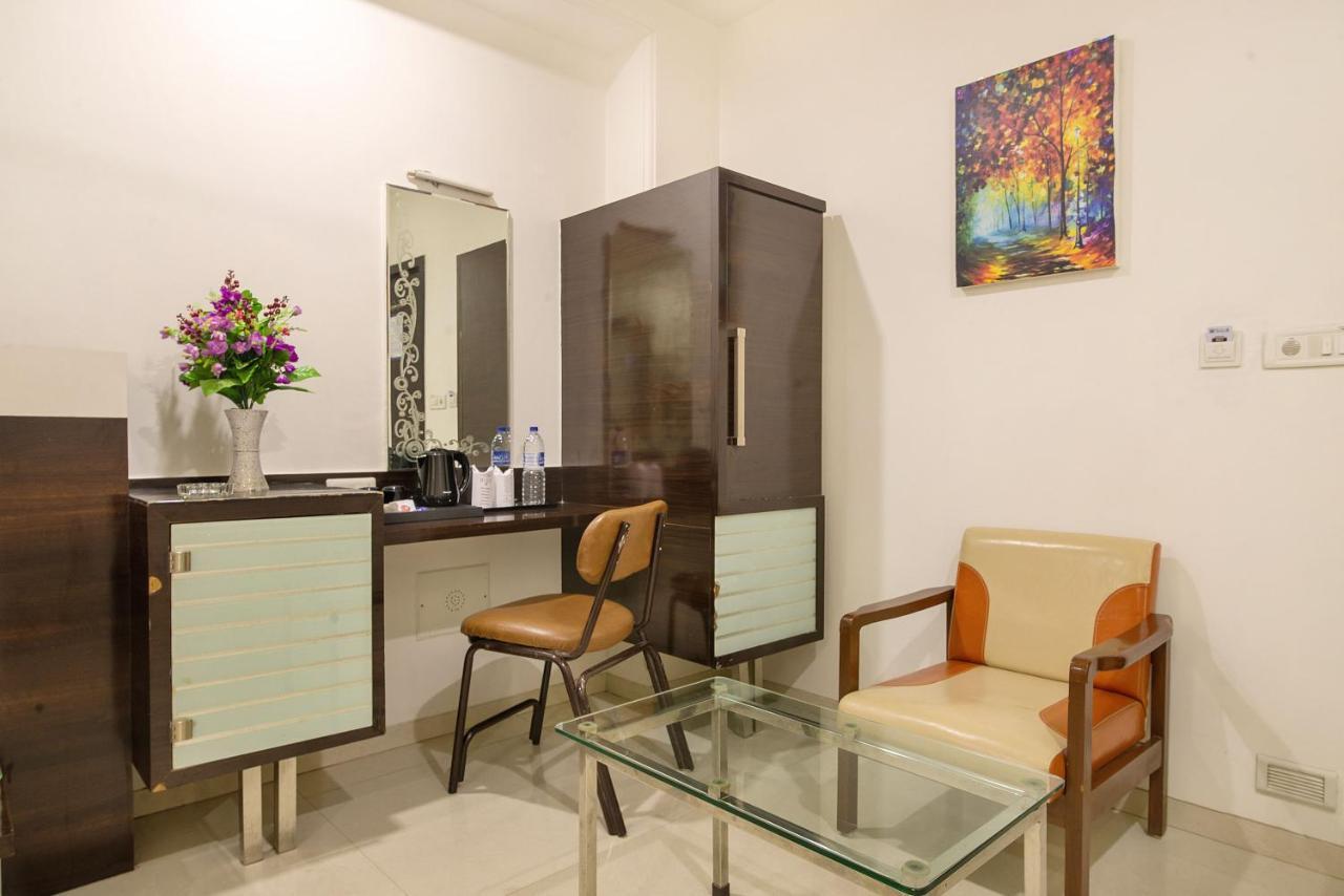 Hotel Satkar Surat Exterior foto