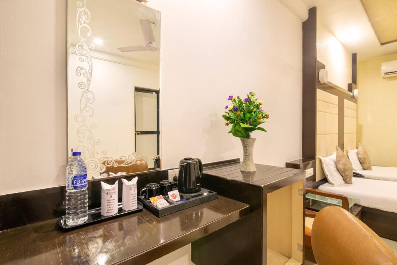 Hotel Satkar Surat Exterior foto