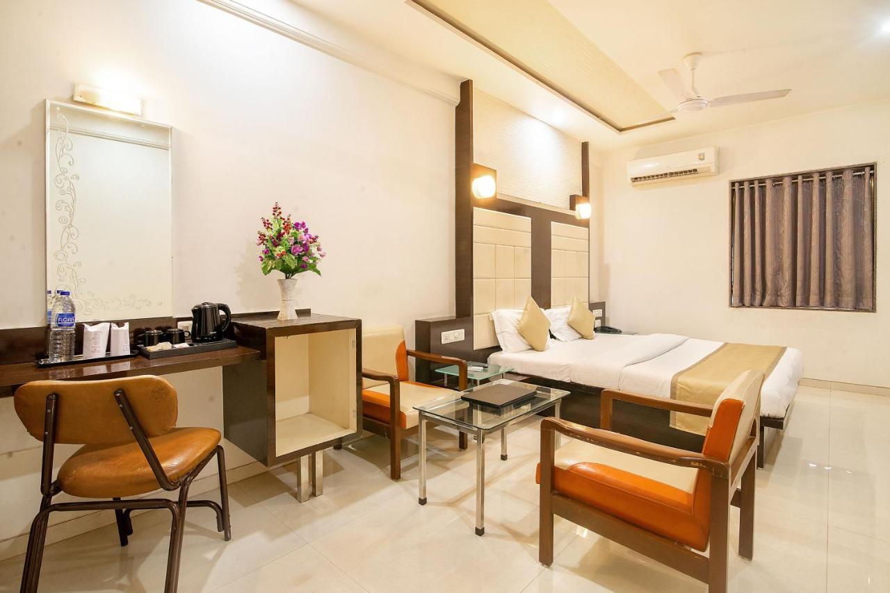 Hotel Satkar Surat Exterior foto