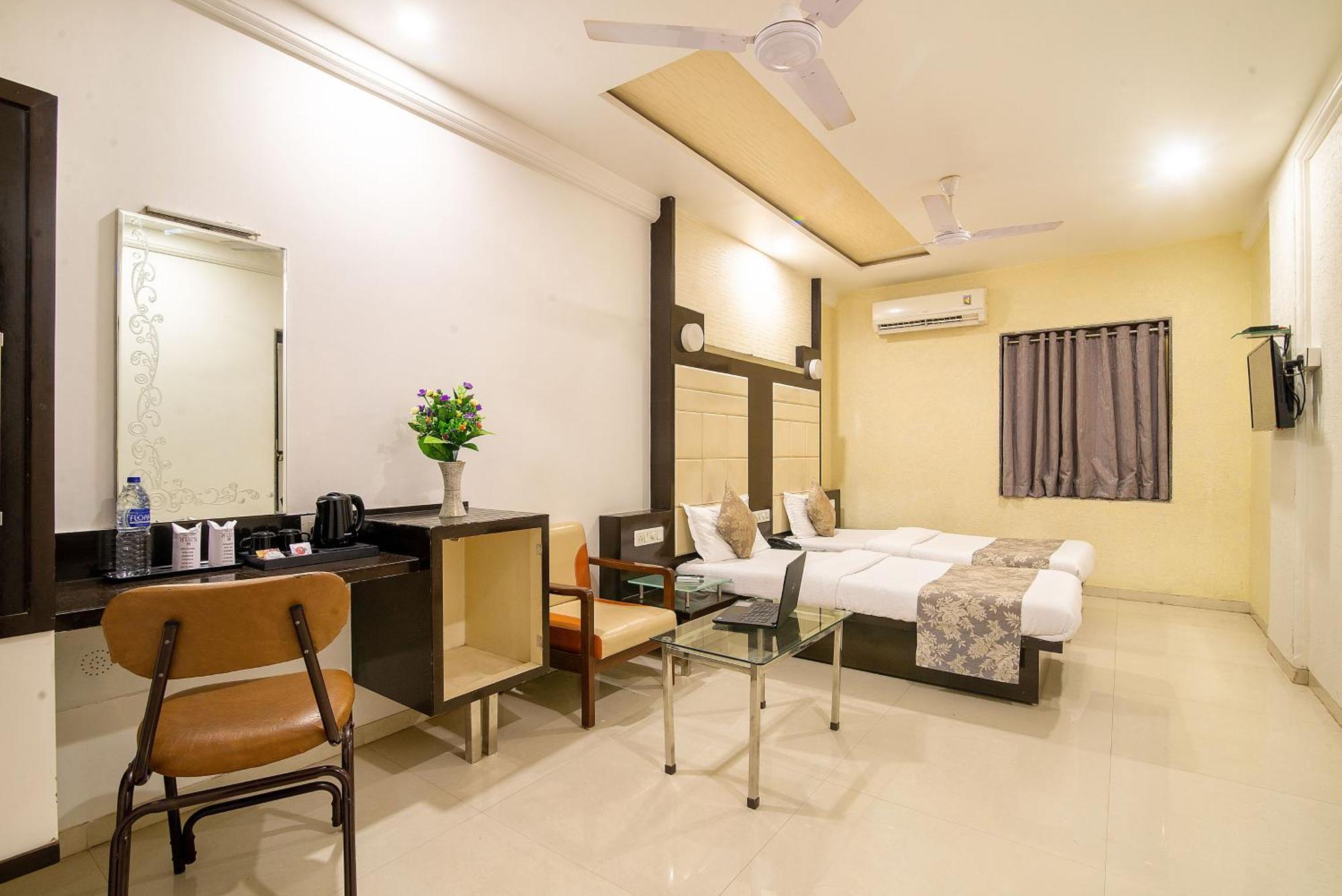Hotel Satkar Surat Exterior foto