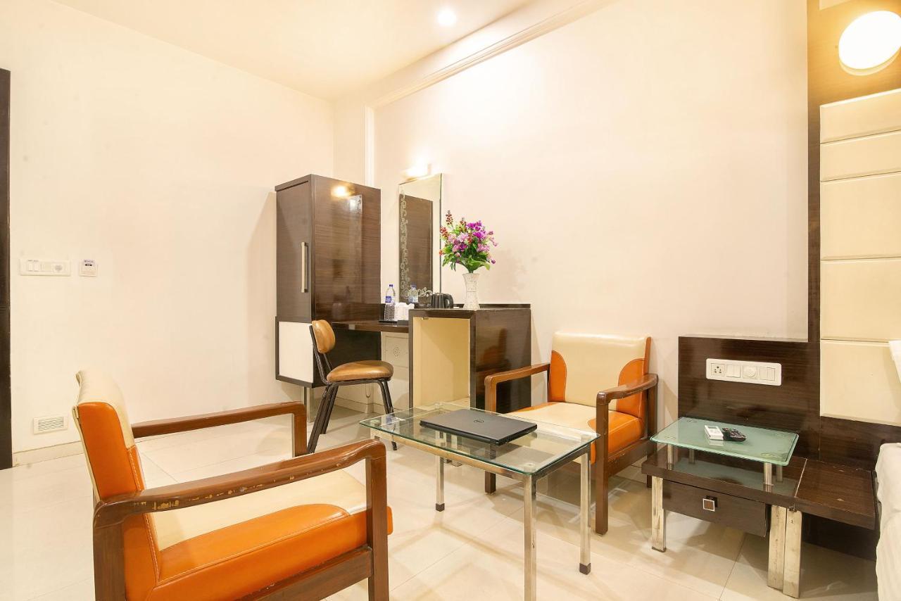 Hotel Satkar Surat Exterior foto