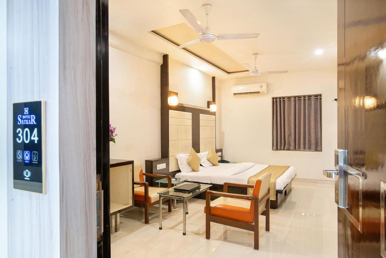 Hotel Satkar Surat Exterior foto